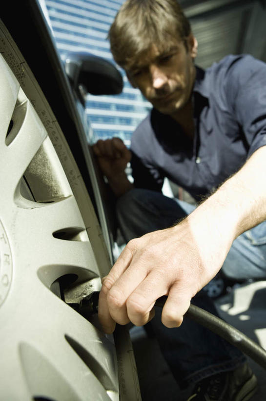 西方人,手,一个人,站,竖图,室外,特写,白天,正面,欧洲,欧洲人,仅一个男性,仅一个人,阴影,服装,光线,影子,拿,拿着,休闲装,仅一个年轻男性,衣服,阳光,轮胎,站着,休闲,手部,休闲服,服饰,气泵,男人,男性,年轻男性,白种人,站立,半身,彩图