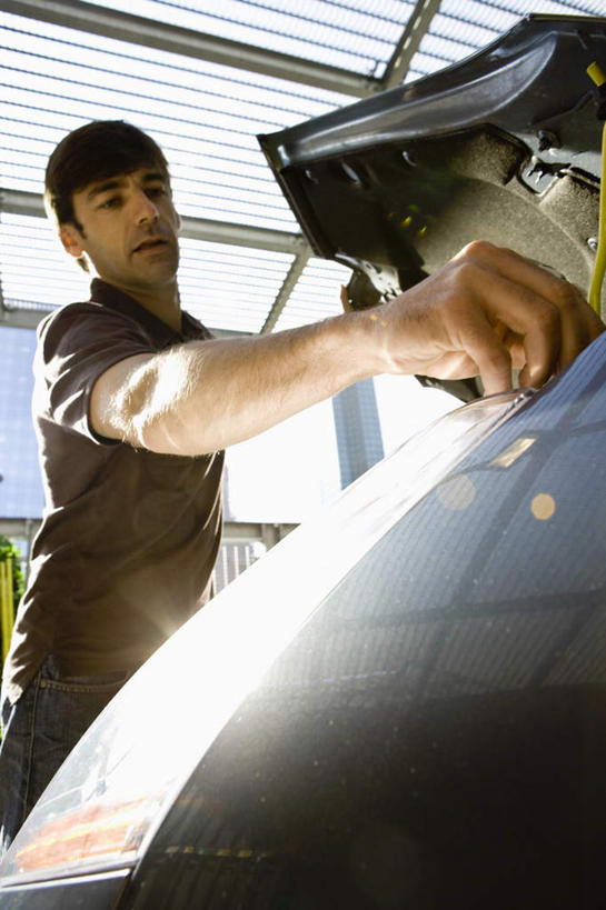 西方人,一个人,站,竖图,室外,白天,仰视,汽车,照明,欧洲,欧洲人,仅一个男性,仅一个人,服装,休闲装,车,灯,仅一个年轻男性,衣服,灯具,交通工具,轿车,站着,休闲,休闲服,服饰,修理,照亮,照明设备,调整,引擎盖,前照灯,前大灯,车前灯,男人,男性,年轻男性,白种人,站立,半身,彩图,低角度拍摄