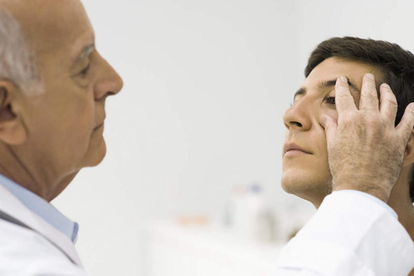 西方人,眼睛,眉毛,睫毛,两个人,医生,病人,医院,坐,横图,室内,白天,侧面,欧洲,欧洲人,瞳孔,检查,医护人员,医疗人员,眼部,白大褂,医疗机构,老年男性,男人,男性,年轻男性,白种人,睫,眉,眼,眼睫毛,眼眉,大夫,患者,就医者,坐着,半身,彩图,病院,诊所,眼眉毛