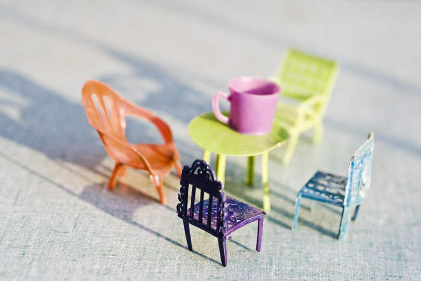 无人,横图,俯视,室内,特写,白天,游戏,餐桌,桌子,静物,杯子,玩具,椅子,许多,阴影,光线,瓷器,影子,咖啡杯,陶瓷制品,玩,娱乐,座椅,蓝色,绿色,紫色,阳光,模型,休闲,橙色,益智,餐台,活动,发泄,消遣,智力,瓷杯,宣泄,玩耍,嬉戏,彩图,高角度拍摄