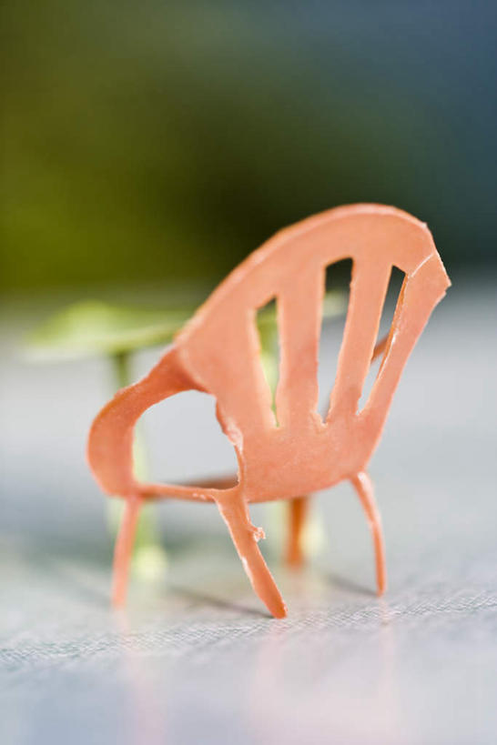 无人,竖图,俯视,室内,特写,白天,游戏,桌面,桌子,静物,玩具,椅子,朦胧,模糊,玩,娱乐,座椅,一个,模型,休闲,橙色,益智,单个,活动,发泄,消遣,智力,宣泄,玩耍,嬉戏,彩图,高角度拍摄