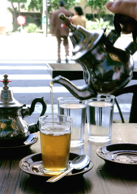 西方人,一个人,坐,竖图,室内,特写,白天,桌子,静物,杯子,餐具,欧洲,欧洲人,仅一个女性,仅一个人,倒,碟子,壶,盘,书桌,玻璃制品,水壶,背面,盘子,茶壶,课桌,水杯,碟,仅一个中年女性,女人,女性,中年女性,白种人,玻璃杯,坐着,半身,彩图