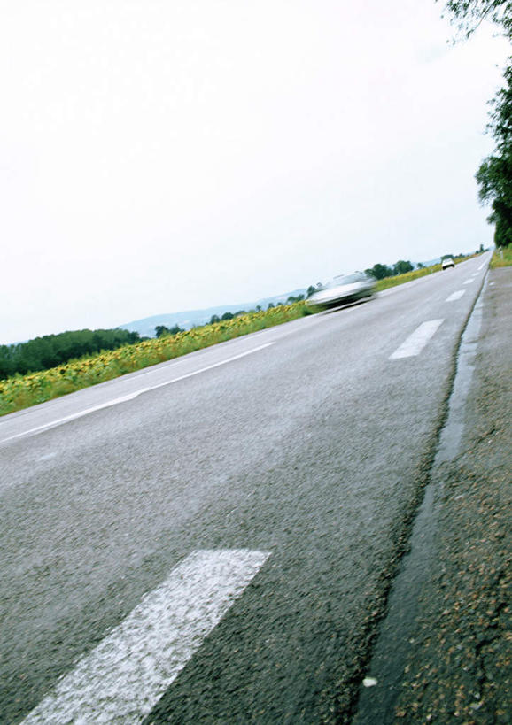 无人,竖图,室外,白天,正面,道路,路,公路,汽车,两辆,朦胧,模糊,云,云朵,交通,云彩,车,蓝色,白云,蓝天,天空,交通工具,轿车,天,马路,彩图