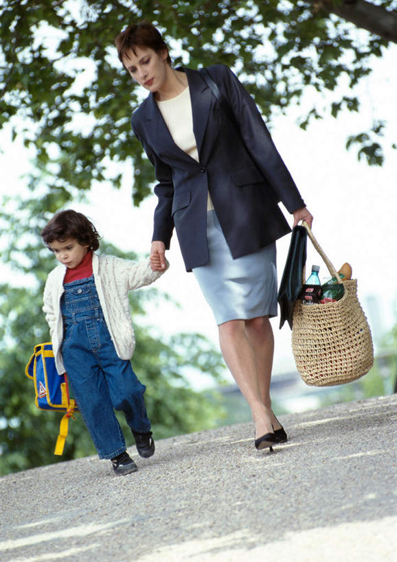 西方人,儿童,两个人,家庭,母亲,儿子,站,握手,竖图,室外,白天,正面,纯洁,植物,道路,路,公路,欧洲,欧洲人,篮子,交通,拿,拿着,树,树木,小孩,绿色,自然,站着,温暖,温馨,母子,一家人,可爱,母爱,童年,童趣,生长,成长,和睦,童真,烂漫,无邪,天真,男孩,年轻女性,女人,女性,白种人,孩子,年轻人,马路,搀手,拉手,手拉手,手握手,站立,彩图,全身,融洽,男生