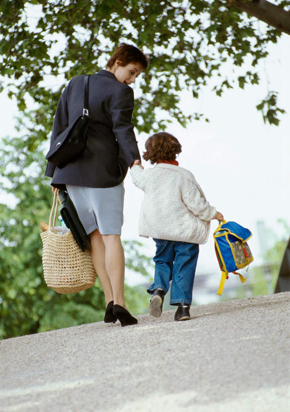 西方人,儿童,背部,两个人,家庭,母亲,儿子,站,握手,竖图,室外,白天,纯洁,植物,道路,路,公路,欧洲,欧洲人,篮子,交通,拿,拿着,树,树木,小孩,绿色,自然,站着,温暖,温馨,母子,一家人,可爱,母爱,童年,童趣,生长,成长,和睦,童真,烂漫,无邪,天真,男孩,年轻女性,女人,女性,白种人,孩子,年轻人,马路,搀手,拉手,手拉手,手握手,站立,彩图,全身,融洽,男生