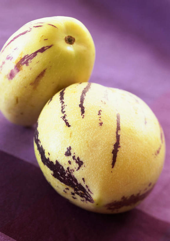 无人,竖图,俯视,室内,特写,白天,水果,新鲜,生食,食品,果实,食物,两个,黄色,摄影,有机食品,绿色食品,影棚,人参果,彩图,高角度拍摄,影棚拍摄,拍摄