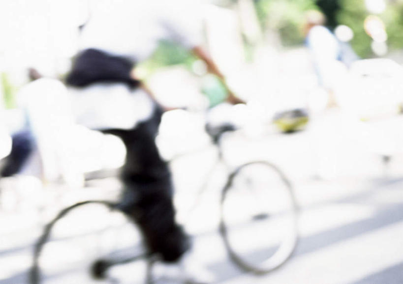 西方人,一个人,坐,横图,室外,白天,植物,道路,路,人行横道,公路,自行车,欧洲,欧洲人,仅一个男性,仅一个人,人行道,交通,车,脚踏车,树,树木,仅一个年轻男性,背面,绿色,自然,交通工具,生长,成长,人行横道线,男人,男性,年轻男性,白种人,斑马线,马路,坐着,半身,彩图