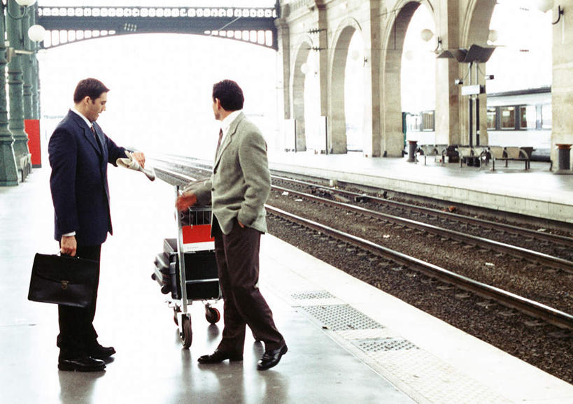 西方人,两个人,同事,商务人士,商务男性,站,横图,室内,白天,侧面,衬衫,成功,合作,团队,集体,信心,欧洲,欧洲人,套装,拉杆箱,旅行箱,领带,轨道,铁轨,拿,拿着,队伍,行李箱,箱子,站着,出差,领导,成就,商务装,合伙,领袖,工薪阶层,男人,男性,年轻男性,白种人,年轻人,白领,上班族,站立,彩图,全身,衬衣,旅行