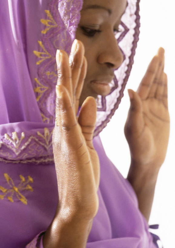 西方人,手,一个人,站,举,竖图,室内,特写,白天,白色背景,侧面,欧洲,非洲,黑人,欧洲人,仅一个年轻女性,仅一个女性,仅一个人,托,站着,手部,摄影,影棚,发誓,年轻女性,女人,女性,非洲人,举起,举手,举着,向上举,向上伸,向上托,站立,半身,彩图,影棚拍摄,拍摄