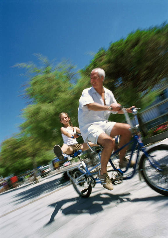 西方人,儿童,中年人,家庭,父亲,女儿,儿子,坐,笑,微笑,露齿笑,竖图,室外,白天,侧面,纯洁,植物,道路,路,公路,自行车,欧洲,欧洲人,阴影,朦胧,模糊,光线,影子,交通,车,脚踏车,树,树木,小孩,蓝色,绿色,蓝天,天空,阳光,自然,交通工具,天,温暖,温馨,父女,父子,一家人,父爱,可爱,童年,童趣,生长,成长,和睦,童真,烂漫,无邪,天真,男孩,男人,男性,年轻男性,女孩,女人,女性,白种人,孩子,马路,坐着,全身,融洽,男生,女生