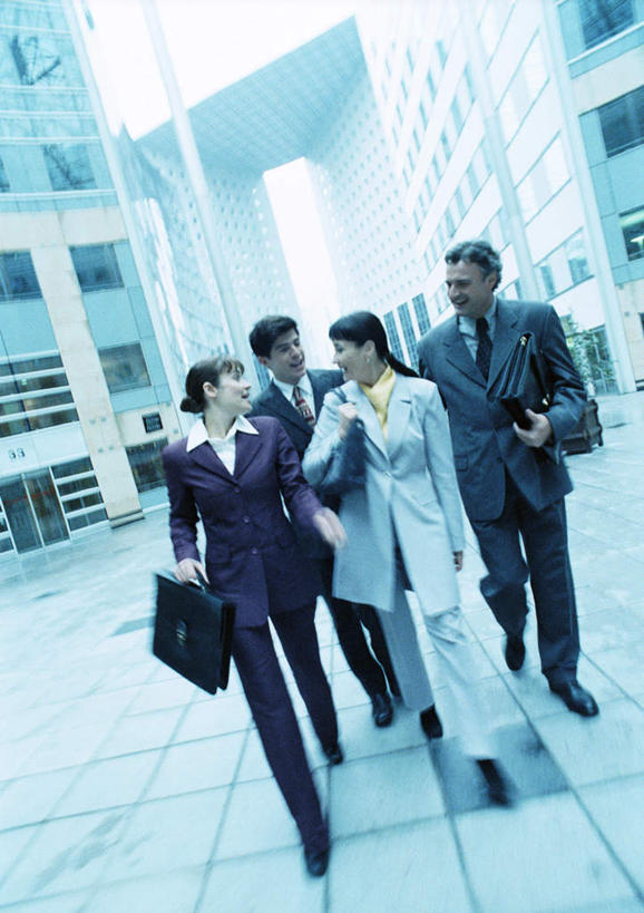 西方人,中年人,四个人,同事,商务人士,商务男性,商务女性,高楼大厦,站,说,竖图,室外,白天,正面,衬衫,讨论,成功,办公楼,合作,团队,集体,信心,大厦,道路,建筑,路,摩天大楼,写字楼,公路,欧洲,欧洲人,套装,领带,交通,队伍,楼宇,站着,商务楼,领导,成就,商务装,合伙,领袖,工薪阶层,交流,男人,男性,女人,女性,中年男性,中年女性,白种人,年轻人,白领,上班族,马路,沟通,讲话,交谈,商讨,说话,谈话,站立,彩图,全身,衬衣,大楼,高层建筑,高楼,摩天楼