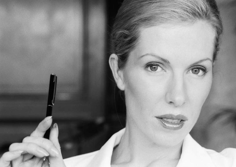 西方人,一个人,商务人士,商务女性,办公室,坐,横图,黑白,室内,白天,正面,衬衫,欧洲,欧洲人,仅一个年轻女性,仅一个女性,仅一个人,套装,朦胧,模糊,笔,办公用品,钢笔,拿,拿着,注视,文具,学习用品,观察,看,观看,文具用品,察看,关注,商务装,工薪阶层,年轻女性,白种人,年轻人,白领,上班族,坐着,半身,衬衣