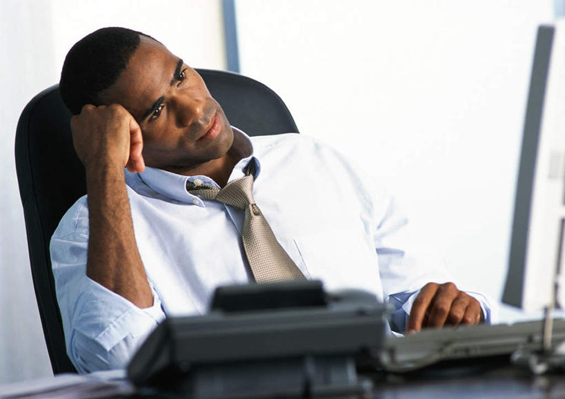 西方人,一个人,商务人士,商务男性,办公室,坐,打电话,横图,室内,白天,正面,衬衫,键盘,窗户,桌子,电话,欧洲,非洲,黑人,欧洲人,仅一个男性,仅一个人,撑,套装,朦胧,模糊,办公桌,领带,托腮,注视,输入设备,通讯设备,玻璃窗,仅一个年轻男性,话筒,观察,看,托,电话线,观看,察看,关注,托下巴,通信设备,商务装,工薪阶层,交流,年轻男性,非洲人,年轻人,白领,上班族,电话机,沟通,通话,坐着,半身,彩图,衬衣