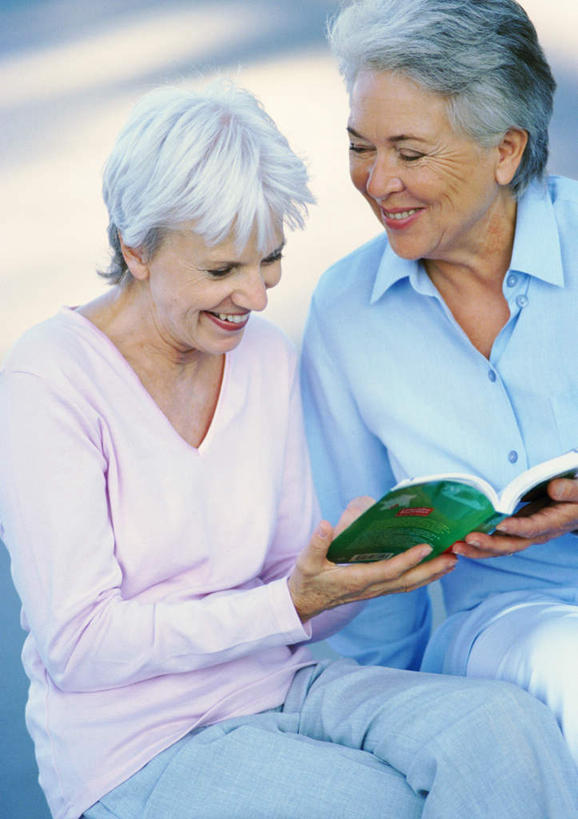 西方人,两个人,伙伴,朋友,坐,笑,说,微笑,露齿笑,竖图,俯视,室外,白天,讨论,友谊,书籍,欧洲,欧洲人,握,朦胧,模糊,拿,拿着,注视,观察,看,握着,观看,察看,关注,交流,友情,老年女性,女人,女性,白种人,书,图书,沟通,讲话,交谈,商讨,说话,谈话,坐着,半身,彩图,高角度拍摄