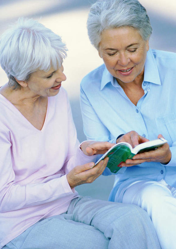 西方人,两个人,伙伴,朋友,坐,笑,说,微笑,露齿笑,竖图,俯视,室外,白天,讨论,友谊,书籍,欧洲,欧洲人,握,朦胧,模糊,拿,拿着,注视,观察,看,握着,观看,察看,关注,交流,友情,老年女性,女人,女性,白种人,书,图书,沟通,讲话,交谈,商讨,说话,谈话,坐着,半身,彩图,高角度拍摄