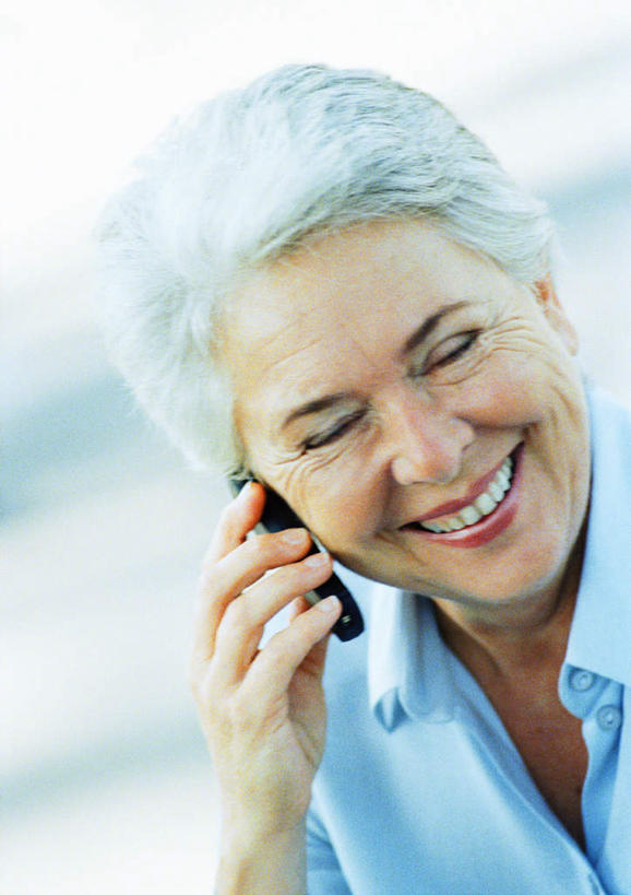 西方人,脸,头,脸颊,一个人,举,闭眼,笑,说,微笑,露齿笑,竖图,室外,特写,白天,正面,讨论,欧洲,欧洲人,仅一个女性,仅一个人,握,朦胧,模糊,拿,拿着,托,握着,仅一个老年女性,交流,老年女性,女人,女性,白种人,头部,脸部,脸蛋,面部,闭眼睛,闭着眼,闭着眼睛,沟通,讲话,交谈,举起,举手,举着,商讨,说话,谈话,向上举,向上伸,向上托,半身,彩图