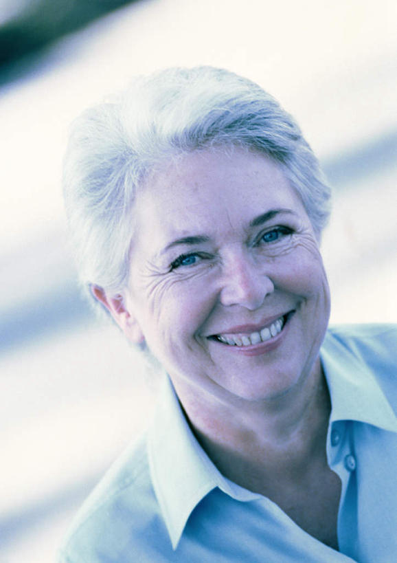 西方人,脸,头,脸颊,一个人,笑,微笑,露齿笑,竖图,室外,特写,白天,正面,欧洲,欧洲人,仅一个女性,仅一个人,朦胧,模糊,仅一个老年女性,老年女性,女人,女性,白种人,头部,脸部,脸蛋,面部,半身,彩图