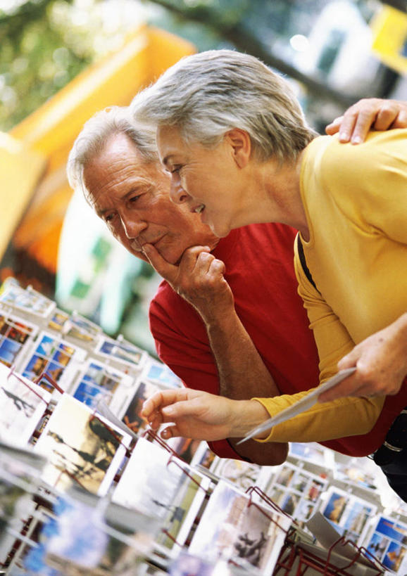 西方人,两个人,夫妻,站,说,竖图,室外,白天,正面,爱情,讨论,欧洲,欧洲人,一排,许多,撑,朦胧,模糊,整齐,明信片,浪漫,拿,拿着,托腮,货架,架子,排列,卡片,托,站着,恩爱,恋人,纪念,挑选,队列,托下巴,选择,交流,老年男性,老年女性,男人,男性,女人,女性,白种人,情侣,沟通,讲话,交谈,商讨,说话,谈话,站立,半身,彩图,伴侣