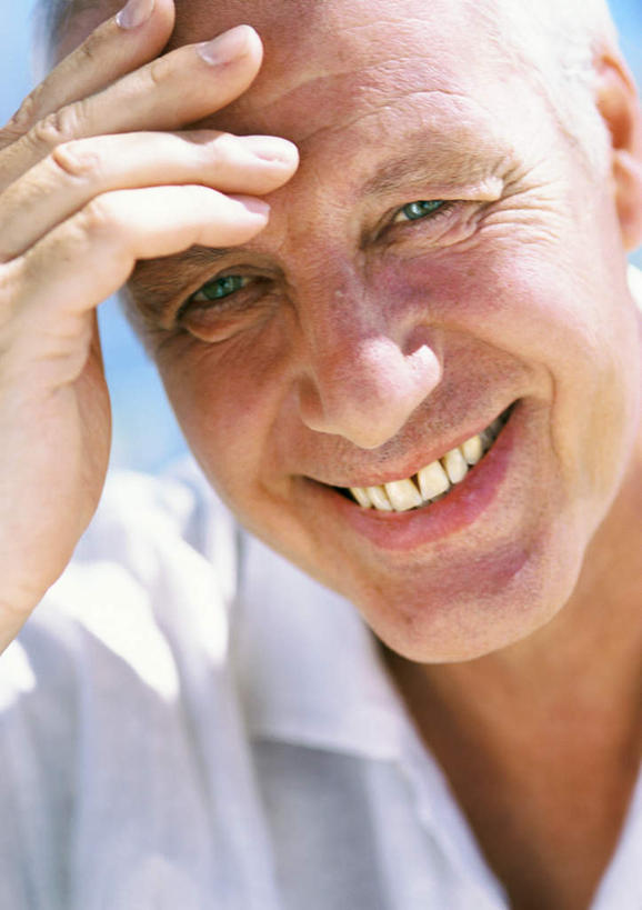 西方人,脸,头,脸颊,一个人,举,笑,摸,微笑,露齿笑,竖图,室外,特写,白天,正面,欧洲,欧洲人,仅一个男性,仅一个人,抚摸,阴影,朦胧,模糊,光线,影子,蓝色,蓝天,天空,阳光,天,托,仅一个老年男性,老年男性,男人,男性,白种人,头部,脸部,脸蛋,面部,触摸,接触,举起,举手,举着,向上举,向上伸,向上托,半身,彩图