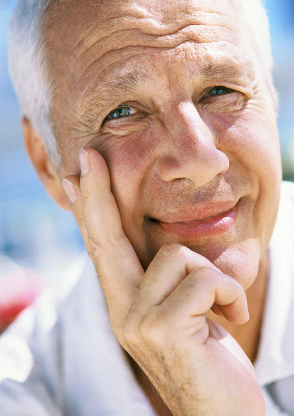 西方人,脸,头,脸颊,一个人,笑,微笑,竖图,室外,特写,白天,正面,欧洲,欧洲人,仅一个男性,仅一个人,撑,朦胧,模糊,托腮,蓝色,蓝天,天空,天,托,仅一个老年男性,托下巴,老年男性,男人,男性,白种人,头部,脸部,脸蛋,面部,半身,彩图