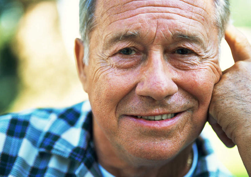 西方人,脸,头,脸颊,一个人,举,笑,摸,微笑,露齿笑,竖图,室外,特写,白天,正面,欧洲,欧洲人,仅一个男性,仅一个人,抚摸,朦胧,模糊,托,仅一个老年男性,老年男性,男人,男性,白种人,头部,脸部,脸蛋,面部,触摸,接触,举起,举手,举着,向上举,向上伸,向上托,半身,彩图