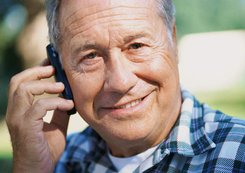 西方人,脸,头,脸颊,一个人,举,笑,打电话,微笑,露齿笑,竖图,室外,特写,白天,正面,电话,手机,欧洲,欧洲人,仅一个男性,仅一个人,握,朦胧,模糊,拿,拿着,通讯设备,托,仅一个老年男性,握着,交流,老年男性,男人,男性,白种人,头部,脸部,脸蛋,面部,沟通,举起,举手,举着,通话,向上举,向上伸,向上托,半身,彩图