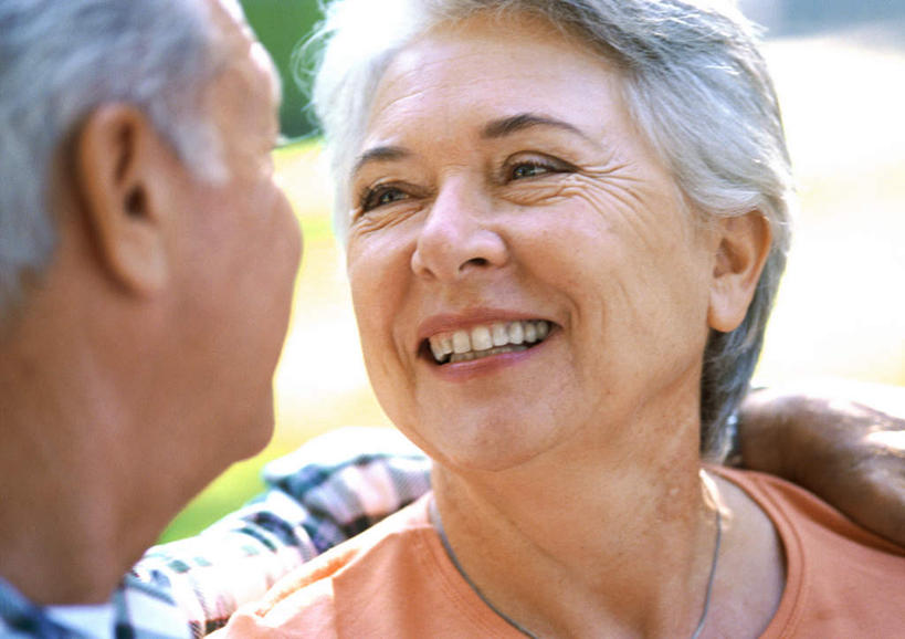 西方人,脸,头,脸颊,两个人,夫妻,抱,笑,微笑,露齿笑,竖图,室外,特写,白天,正面,爱情,欧洲,欧洲人,朦胧,模糊,浪漫,注视,相视,观察,看,面对面,恩爱,恋人,抱着,观看,对视,察看,搂着,关注,相对,相看,老年男性,老年女性,男人,男性,女人,女性,白种人,头部,脸部,脸蛋,面部,情侣,怀抱,搂,搂抱,相抱,拥抱,半身,彩图,伴侣