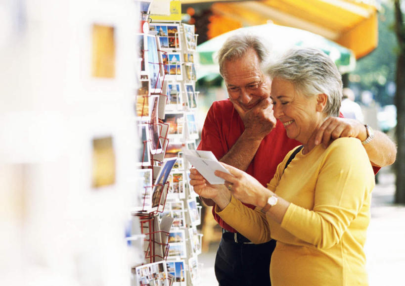 西方人,两个人,夫妻,抱,笑,说,微笑,露齿笑,横图,室外,白天,正面,爱情,讨论,道路,街道,路,公路,欧洲,欧洲人,一排,许多,撑,握,整齐,明信片,交通,浪漫,拿,拿着,托腮,注视,货架,架子,排列,卡片,观察,看,托,恩爱,握着,恋人,抱着,观看,纪念,察看,搂着,队列,关注,托下巴,交流,老年男性,老年女性,男人,男性,女人,女性,白种人,情侣,马路,沟通,怀抱,讲话,交谈,搂,搂抱,商讨,说话,谈话,相抱,拥抱,半身,彩图,伴侣