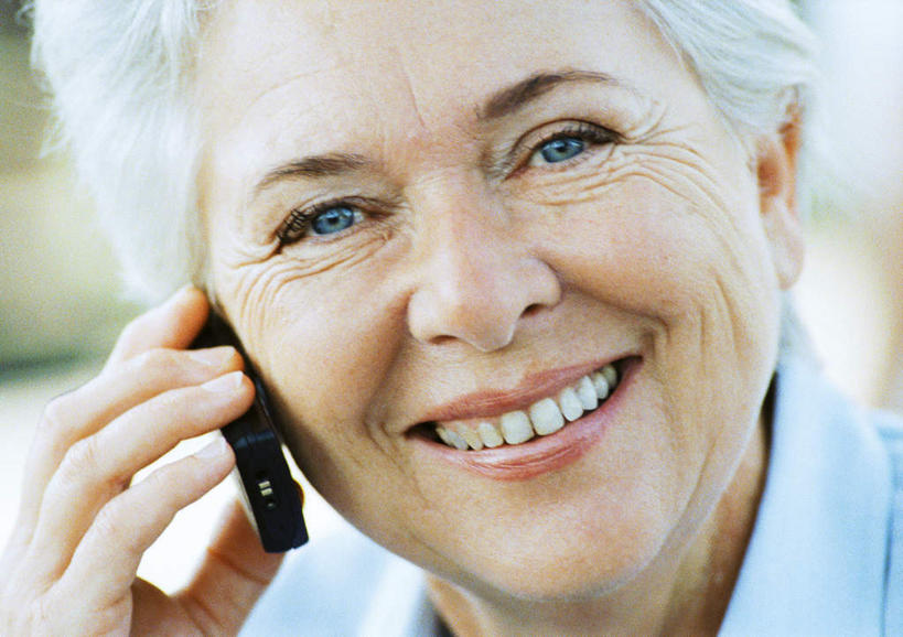 西方人,脸,头,脸颊,一个人,站,举,笑,打电话,微笑,露齿笑,横图,室外,特写,白天,正面,电话,手机,欧洲,欧洲人,仅一个女性,仅一个人,握,朦胧,模糊,拿,拿着,通讯设备,托,站着,握着,仅一个老年女性,交流,老年女性,女人,女性,白种人,头部,脸部,脸蛋,面部,沟通,举起,举手,举着,通话,向上举,向上伸,向上托,站立,半身,彩图