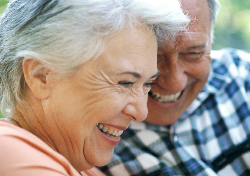 西方人,脸,头,脸颊,两个人,夫妻,站,笑,说,微笑,露齿笑,横图,室外,特写,白天,正面,爱情,讨论,植物,欧洲,欧洲人,朦胧,模糊,浪漫,树,树木,绿色,自然,站着,恩爱,恋人,生长,成长,交流,老年男性,老年女性,男人,男性,女人,女性,白种人,头部,脸部,脸蛋,面部,情侣,沟通,讲话,交谈,商讨,说话,谈话,站立,半身,彩图,伴侣