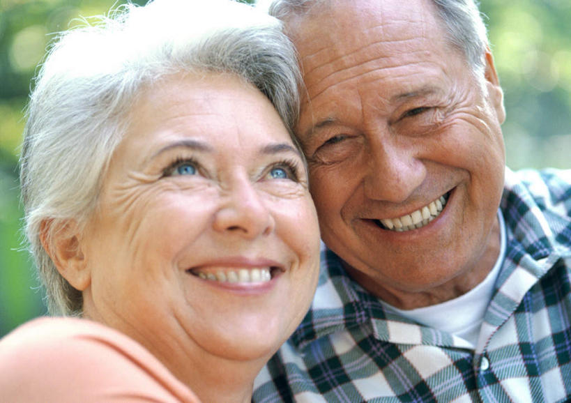 西方人,脸,头,脸颊,两个人,夫妻,站,笑,微笑,露齿笑,横图,室外,特写,白天,正面,爱情,植物,欧洲,欧洲人,朦胧,模糊,浪漫,树,树木,绿色,自然,站着,恩爱,恋人,生长,成长,老年男性,老年女性,男人,男性,女人,女性,白种人,头部,脸部,脸蛋,面部,情侣,站立,半身,彩图,伴侣