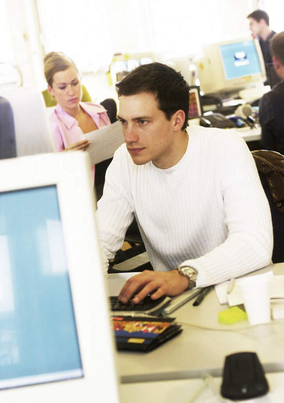 西方人,四个人,同事,商务人士,商务男性,商务女性,办公室,坐,打电话,竖图,室内,白天,正面,衬衫,成功,合作,团队,集体,信心,电脑,显示器,鼠标,键盘,家具,桌子,电话,椅子,欧洲,欧洲人,敲打,握,套装,网络,材料,档案,文件,办公桌,木椅,拿,拿着,注视,输入,输入设备,通讯设备,队伍,话筒,资料,打字,观察,看,电话线,台式电脑,握着,观看,点击,敲击,两台,察看,领导,成就,关注,文档,通信设备,商务装,合伙,领袖,工薪阶层,输出设备,办公家具,交流,按键,男人,男性,年轻男性,年轻女性,女人,女性,白种人,白领,上班族,电话机,沟通,通话,坐着,半身,彩图,衬衣