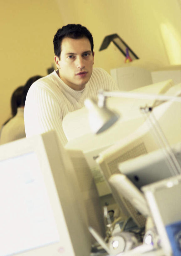 西方人,一个人,商务人士,商务男性,办公室,坐,竖图,室内,白天,正面,衬衫,电脑,显示器,鼠标,键盘,家具,台灯,桌子,照明,欧洲,欧洲人,仅一个男性,仅一个人,套装,网络,办公桌,灯光,注视,输入设备,通讯设备,灯,仅一个年轻男性,灯具,观察,看,台式电脑,观看,照亮,察看,照明设备,关注,通信设备,商务装,工薪阶层,输出设备,办公家具,男人,男性,年轻男性,白种人,白领,上班族,坐着,半身,彩图,衬衣