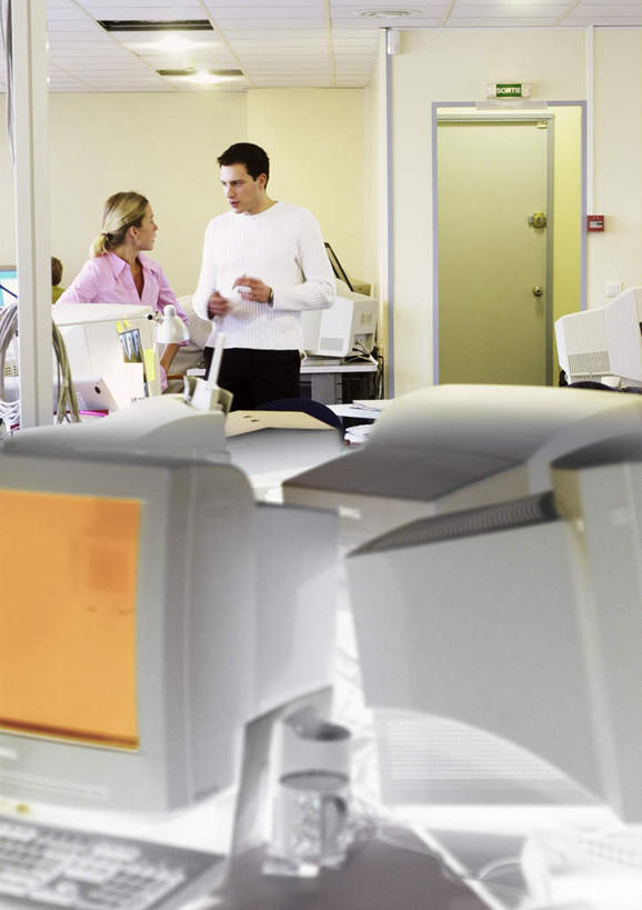 西方人,两个人,同事,商务人士,商务男性,商务女性,办公室,站,说,竖图,室内,白天,正面,衬衫,讨论,成功,合作,团队,集体,信心,电脑,显示器,鼠标,键盘,家具,门,台灯,桌子,照明,欧洲,欧洲人,套装,网络,办公桌,灯光,输入设备,通讯设备,手叉腰,队伍,相视,灯,灯具,门框,叉腰,站着,面对面,台式电脑,对视,照亮,两台,领导,双手叉腰,照明设备,成就,通信设备,相对,商务装,合伙,领袖,工薪阶层,输出设备,相看,办公家具,交流,男人,男性,年轻男性,年轻女性,女人,女性,白种人,白领,上班族,沟通,讲话,交谈,商讨,说话,谈话,站立,半身,彩图,衬衣