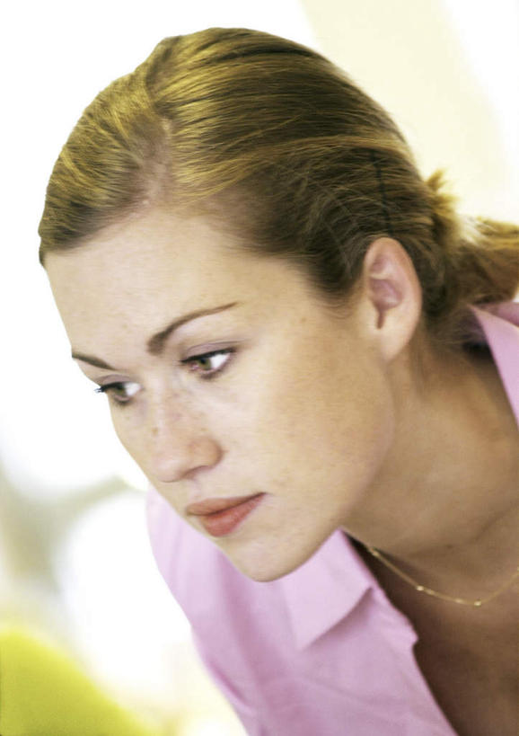 西方人,脸,头,脸颊,一个人,商务人士,商务女性,站,竖图,室内,特写,白天,正面,欧洲,欧洲人,仅一个年轻女性,仅一个女性,仅一个人,套装,朦胧,模糊,注视,观察,看,站着,观看,察看,关注,商务装,工薪阶层,年轻女性,女人,女性,白种人,头部,脸部,脸蛋,面部,白领,上班族,站立,半身,彩图