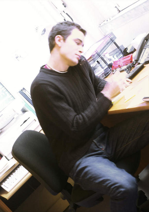 西方人,一个人,商务人士,商务男性,办公室,打电话,竖图,室内,白天,正面,衬衫,键盘,家具,桌子,电话,椅子,欧洲,欧洲人,仅一个男性,仅一个人,一排,套装,朦胧,模糊,整齐,材料,档案,文件,办公桌,输入设备,通讯设备,排列,仅一个年轻男性,话筒,会议椅,资料,电话线,办公椅,队列,文档,通信设备,商务装,工薪阶层,办公家具,商务椅,培训椅,交流,男人,男性,年轻男性,白种人,白领,上班族,电话机,沟通,通话,半身,彩图,衬衣