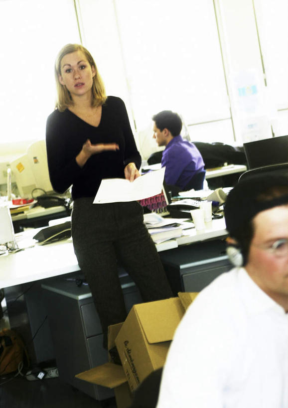 西方人,三个人,同事,商务人士,商务男性,商务女性,办公室,站,坐,举,说,打电话,竖图,室内,白天,正面,衬衫,讨论,成功,合作,团队,集体,信心,电脑,家具,桌子,电话,欧洲,欧洲人,握,套装,朦胧,模糊,网络,材料,档案,文件,眼镜,纸箱,办公桌,拿,话务员,拿着,输入设备,通讯设备,队伍,开关,按钮,耳机,耳麦,话筒,箱子,资料,托,站着,电话线,台式电脑,握着,光驱,主机,麦克风,领导,机箱,成就,文档,通信设备,商务装,合伙,领袖,近视眼镜,工薪阶层,客服人员,电话销售,包装箱,光盘驱动器,办公家具,交流,男人,男性,年轻男性,年轻女性,女人,女性,白种人,白领,接线员,上班族,电话机,沟通,讲话,交谈,举起,举手,举着,商讨,说话,谈话,通话,向上举,向上伸,向上托,站立,坐着,半身,彩图,衬衣