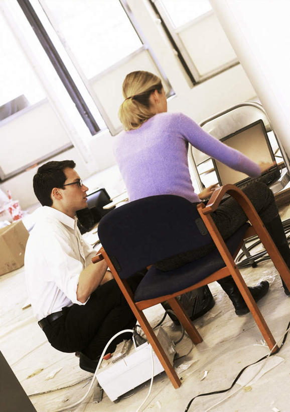 西方人,两个人,同事,商务人士,商务男性,商务女性,坐,蹲,竖图,室内,白天,正面,衬衫,成功,合作,团队,集体,信心,电脑,笔记本电脑,窗户,落地窗,椅子,欧洲,欧洲人,敲打,套装,电力,网络,电线,线,木椅,插座,电能,线路,注视,输入,通讯设备,队伍,玻璃窗,一个,打字,观察,看,单个,观看,电,点击,电源,电源线,敲击,察看,无线,领导,成就,关注,通信设备,商务装,无线网络,能量,合伙,领袖,插线板,无线上网,便携式电脑,拖线板,工薪阶层,排插,按键,手提电脑,男人,男性,年轻男性,年轻女性,女人,女性,白种人,白领,上班族,蹲着,坐着,半身,彩图,衬衣