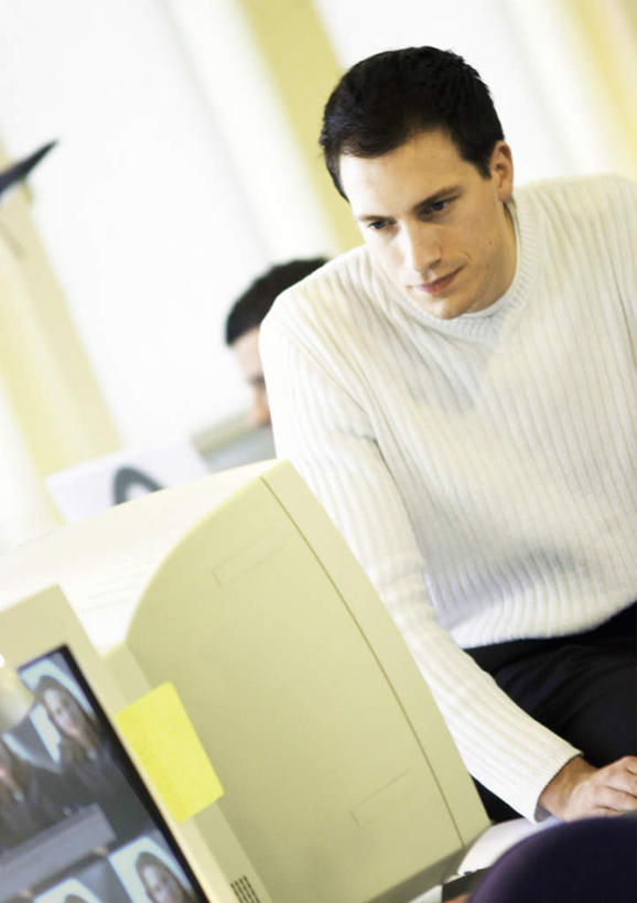 西方人,两个人,同事,商务人士,商务男性,坐,竖图,室内,白天,正面,衬衫,成功,合作,团队,集体,信心,电脑,显示器,鼠标,键盘,欧洲,欧洲人,套装,朦胧,模糊,网络,注视,输入设备,通讯设备,队伍,观察,看,台式电脑,观看,察看,领导,成就,关注,通信设备,商务装,合伙,领袖,工薪阶层,输出设备,男人,男性,年轻男性,白种人,白领,上班族,坐着,半身,彩图,衬衣