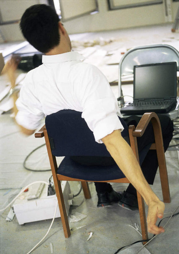 西方人,一个人,商务人士,商务男性,坐,举,竖图,室内,白天,正面,衬衫,电脑,笔记本电脑,欧洲,欧洲人,仅一个男性,仅一个人,套装,网络,插座,通讯设备,仅一个年轻男性,托,无线,通信设备,商务装,无线网络,插线板,无线上网,便携式电脑,拖线板,工薪阶层,排插,手提电脑,男人,男性,年轻男性,白种人,白领,上班族,举起,举手,举着,向上举,向上伸,向上托,坐着,半身,彩图,衬衣