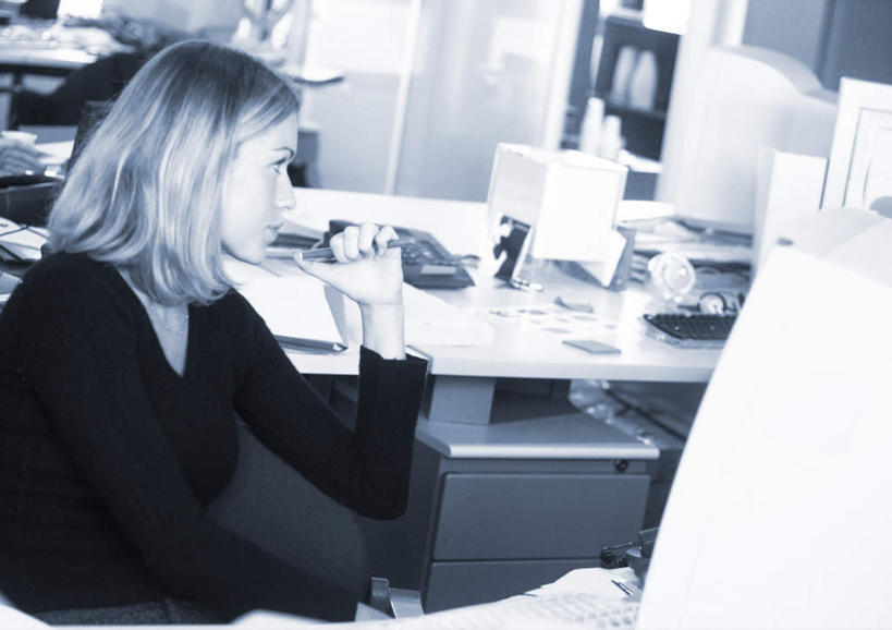 西方人,一个人,商务人士,商务女性,办公室,坐,举,打电话,横图,黑白,室内,白天,正面,柜子,家具,桌子,电话,欧洲,欧洲人,仅一个年轻女性,仅一个女性,仅一个人,握,套装,笔,材料,档案,文件,办公桌,办公用品,圆珠笔,拿,拿着,注视,通讯设备,文具,话筒,学习用品,资料,观察,看,托,电话线,握着,观看,文具用品,一支,察看,关注,文档,商务装,档案柜,工薪阶层,办公家具,交流,年轻女性,女人,女性,白种人,白领,上班族,电话机,沟通,举起,举手,举着,通话,向上举,向上伸,向上托,坐着,半身