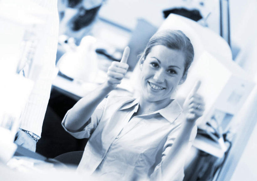 西方人,一个人,商务人士,商务女性,办公室,坐,举,笑,微笑,露齿笑,横图,黑白,室内,白天,正面,智慧,电脑,显示器,鼠标,键盘,家具,桌子,椅子,欧洲,欧洲人,仅一个年轻女性,仅一个女性,仅一个人,突出,套装,网络,办公桌,称赞,表扬,输入设备,通讯设备,会议椅,手势,托,台式电脑,竖,翘,高,办公椅,夸奖,优秀,通信设备,商务装,工薪阶层,输出设备,好,妙,顺利,出色,超群,杰出,卓越,奇妙,办公家具,商务椅,培训椅,聪明,年轻女性,女人,女性,白种人,大拇指,白领,上班族,举起,举手,举着,向上举,向上伸,向上托,坐着,半身