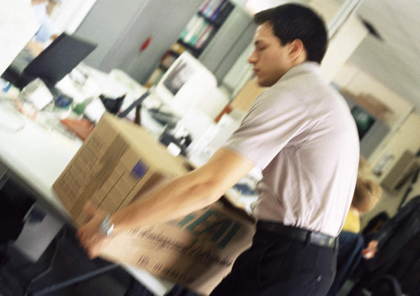 西方人,一个人,商务人士,商务男性,办公室,横图,室内,白天,正面,衬衫,电脑,笔记本电脑,显示器,鼠标,键盘,柜子,家具,桌子,欧洲,欧洲人,仅一个男性,仅一个人,一排,许多,套装,朦胧,模糊,整齐,网络,材料,档案,文件,纸箱,办公桌,输入设备,通讯设备,排列,仅一个年轻男性,箱子,资料,台式电脑,无线,队列,文档,通信设备,商务装,无线网络,档案柜,无线上网,便携式电脑,工薪阶层,输出设备,包装箱,办公家具,手提电脑,男人,男性,年轻男性,白种人,白领,上班族,半身,彩图,衬衣