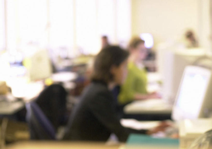 西方人,四个人,同事,商务人士,商务男性,商务女性,办公室,坐,横图,室内,白天,正面,衬衫,成功,合作,团队,集体,信心,电脑,显示器,鼠标,键盘,窗户,家具,桌子,椅子,欧洲,欧洲人,敲打,套装,朦胧,模糊,网络,办公桌,输入,输入设备,通讯设备,队伍,玻璃窗,会议椅,打字,台式电脑,点击,敲击,办公椅,领导,成就,通信设备,商务装,合伙,领袖,工薪阶层,输出设备,办公家具,商务椅,培训椅,按键,男人,男性,年轻男性,年轻女性,女人,女性,白种人,白领,上班族,坐着,半身,彩图,衬衣