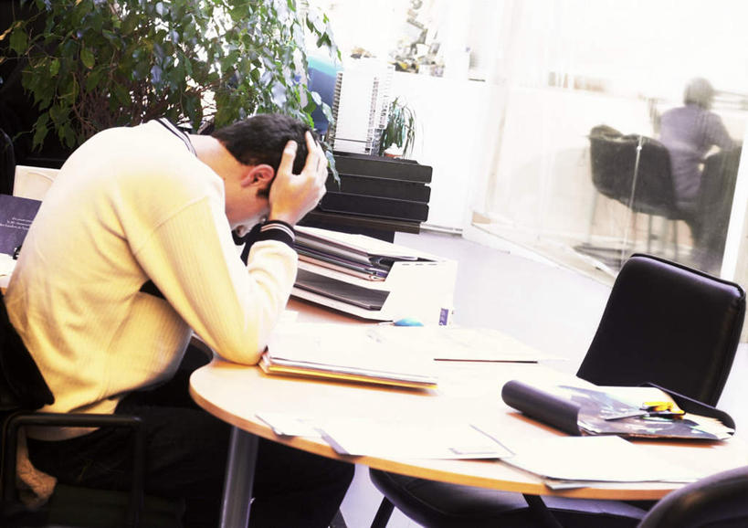 西方人,一个人,商务人士,商务男性,办公室,坐,摸,横图,室内,白天,侧面,衬衫,植物,家具,桌子,椅子,欧洲,欧洲人,仅一个男性,仅一个人,一排,许多,撑,抚摸,修剪,套装,整齐,材料,档案,工具,剪刀,盆栽,文件,办公桌,盆景,文件夹,托腮,排列,仅一个年轻男性,一个,绿色,自然,会议椅,资料,托,疲倦,生长,单个,成长,堆,裁剪,办公椅,剪子,疲劳,剪裁,切割,疲惫,队列,托下巴,失落,文档,商务装,工薪阶层,办公家具,疲乏,商务椅,培训椅,男人,男性,年轻男性,白种人,白领,上班族,触摸,接触,坐着,半身,彩图,衬衣