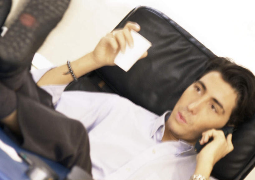 西方人,腿部,腿,一个人,商务人士,商务男性,办公室,举,打电话,横图,室内,白天,正面,衬衫,家具,桌子,杯子,电话,手机,椅子,欧洲,欧洲人,仅一个男性,仅一个人,握,套装,材料,档案,文件,办公桌,拿,拿着,通讯设备,仅一个年轻男性,会议椅,纸制品,资料,托,休闲,握着,纸杯,办公椅,一次性杯子,文档,商务装,惬意,工薪阶层,跷,办公家具,商务椅,培训椅,交流,男人,男性,年轻男性,白种人,白领,上班族,沟通,举起,举手,举着,通话,向上举,向上伸,向上托,半身,彩图,衬衣