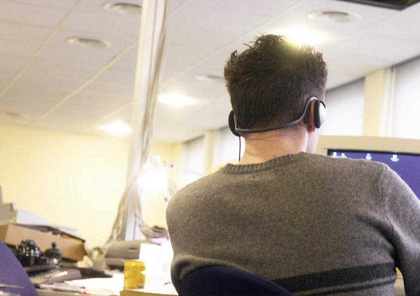 西方人,一个人,商务人士,商务男性,坐,横图,室内,白天,正面,衬衫,快乐,满意,幸福,电脑,显示器,鼠标,键盘,窗户,椅子,金属制品,照明,欧洲,欧洲人,仅一个男性,仅一个人,敲打,套装,网络,金属,罐子,灯光,音响,音乐,娱乐,输入,输入设备,通讯设备,顶灯,玻璃窗,灯,仅一个年轻男性,一个,耳机,会议椅,灯具,打字,享受,休闲,台式电脑,放松,单个,易拉罐,点击,敲击,办公椅,照亮,舒适,享乐,照明设备,通信设备,商务装,工薪阶层,输出设备,商务椅,培训椅,按键,男人,男性,年轻男性,白种人,白领,上班族,坐着,半身,彩图,衬衣