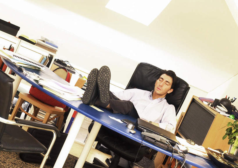 西方人,腿部,腿,一个人,商务人士,商务男性,办公室,坐,闭眼,睡,横图,室内,白天,正面,衬衫,电脑,笔记本电脑,柜子,家具,桌子,椅子,欧洲,欧洲人,仅一个男性,仅一个人,套装,网络,包,材料,档案,皮包,文件,办公桌,木椅,记事本,通讯设备,仅一个年轻男性,本子,笔记本,会议椅,资料,休闲,单肩包,办公椅,无线,文档,通信设备,商务装,无线网络,惬意,档案柜,无线上网,便携式电脑,工薪阶层,跷,办公家具,商务椅,培训椅,手提电脑,男人,男性,年轻男性,白种人,白领,上班族,闭眼睛,闭着眼,闭着眼睛,困,困觉,寝息,睡觉,坐着,半身,彩图,衬衣