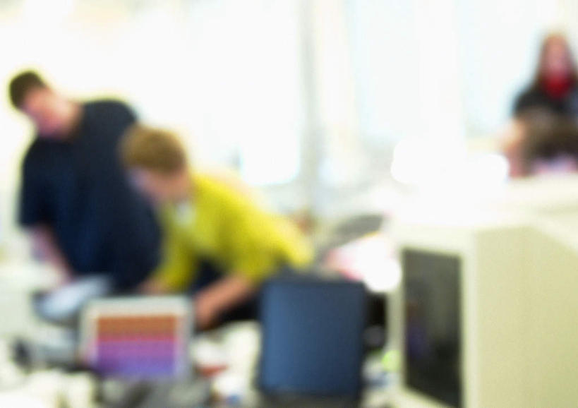 西方人,四个人,同事,商务人士,商务男性,商务女性,办公室,站,说,横图,室内,白天,正面,衬衫,讨论,成功,合作,团队,集体,信心,电脑,显示器,鼠标,键盘,家具,桌子,欧洲,欧洲人,套装,朦胧,模糊,网络,办公桌,注视,输入设备,通讯设备,队伍,观察,看,站着,台式电脑,观看,察看,领导,成就,关注,通信设备,商务装,合伙,领袖,工薪阶层,输出设备,办公家具,交流,男人,男性,年轻男性,年轻女性,女人,女性,白种人,白领,上班族,沟通,讲话,交谈,商讨,说话,谈话,站立,半身,彩图,衬衣