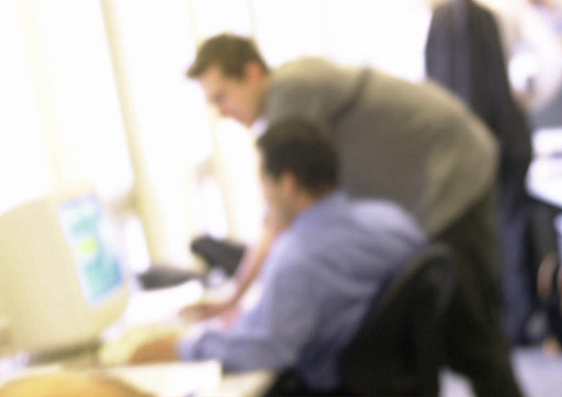 西方人,两个人,同事,商务人士,商务男性,坐,说,横图,室内,白天,正面,衬衫,讨论,成功,合作,团队,集体,信心,电脑,显示器,鼠标,键盘,椅子,欧洲,欧洲人,敲打,套装,朦胧,模糊,网络,注视,输入,输入设备,通讯设备,队伍,会议椅,打字,观察,看,台式电脑,观看,点击,敲击,办公椅,察看,领导,成就,关注,通信设备,商务装,合伙,领袖,工薪阶层,输出设备,商务椅,培训椅,交流,按键,男人,男性,年轻男性,白种人,白领,上班族,沟通,讲话,交谈,商讨,说话,谈话,坐着,半身,彩图,衬衣